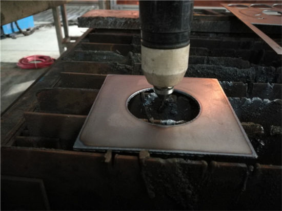 Fabrika e CNC furnizon plazmën dhe tavolinën e flakës për prerjen e pllakave metalike